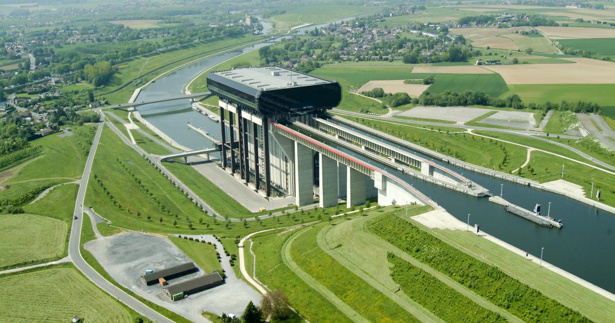 The Strépy-Thieu funicular lift, a river gem in Wallonia